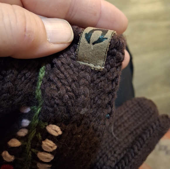 True Religion Wool Cashmere Blend Knitted Gloves. Never Worn. - Picture 10 of 13